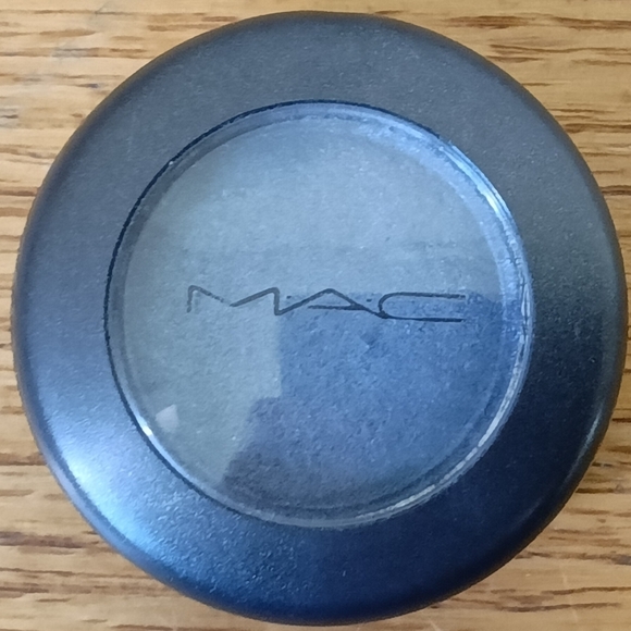 MAC Contrast Velvet Eye Shadow Discontinued - Picture 2 of 3